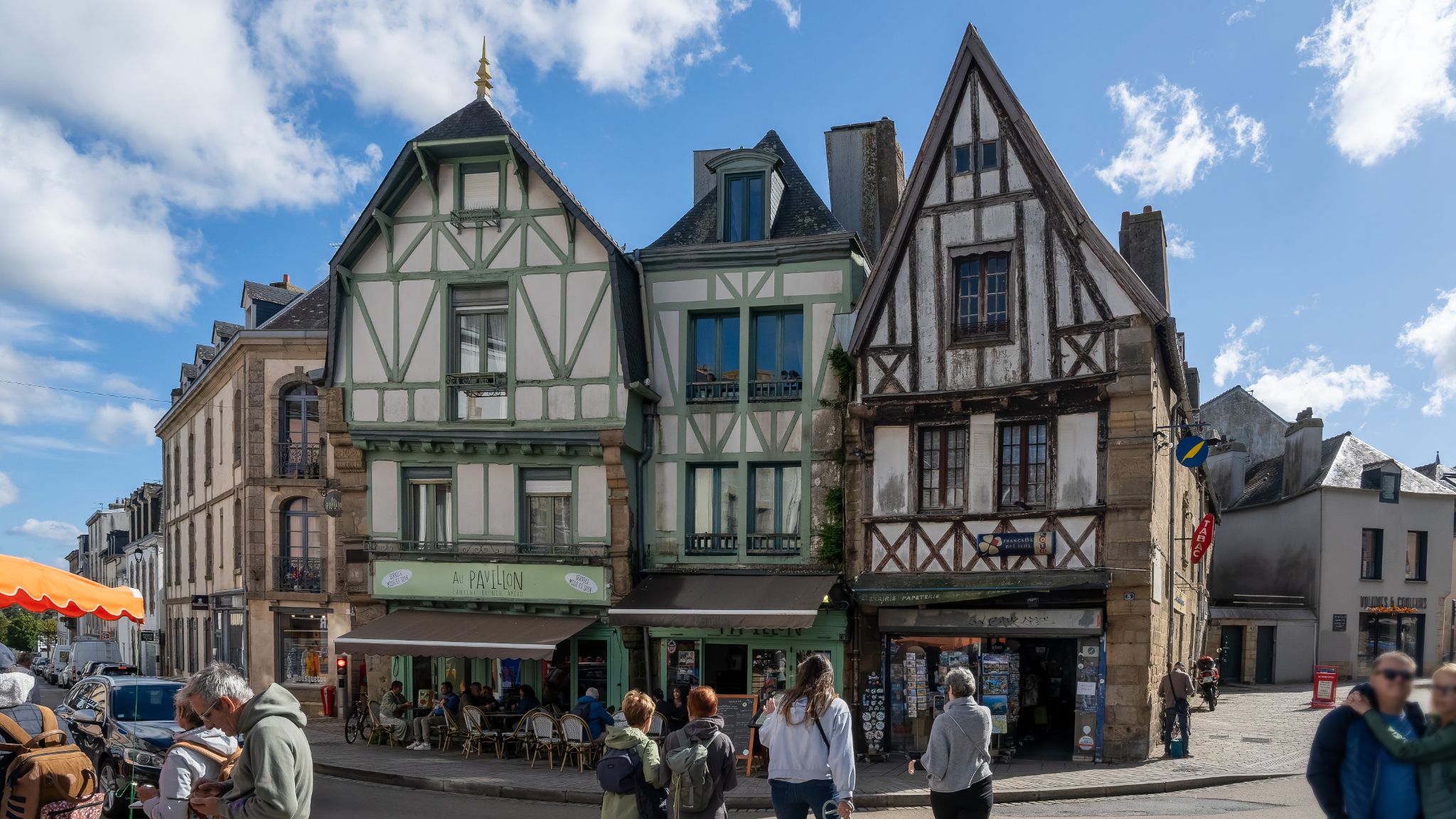 Auray ist eine gemütliche bretonische Kleinstadt. Sie liegt am Golf von Morbihan und besticht durch ihren malerischen Hafen Saint-Goustan mit Fachwerkhäusern, kopfsteingepflasterten Gassen und maritimem Flair aus dem Mittelalter.